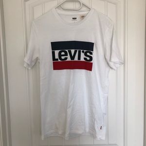 Levi’s t shirt